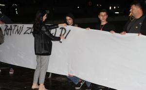 Foto: AA /  Inicijativa mladih za ljudska prava u Beogradu večeras je održala protest pod nazivom "Uvek pištaljka, nikad više puška"